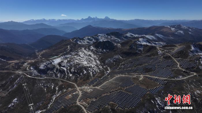 中国最大超高海拔山地光伏电站投产发电
